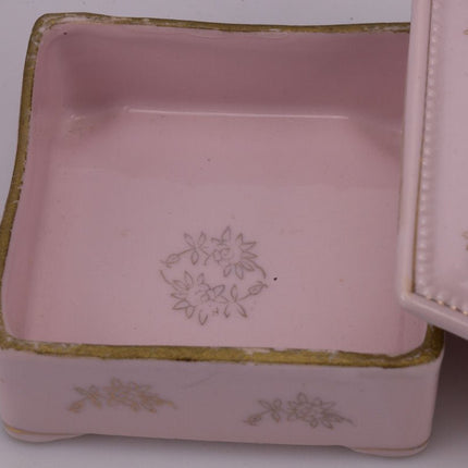 Boite à bijoux ancienne carrée en porcelaine rose avec motifs fleuris