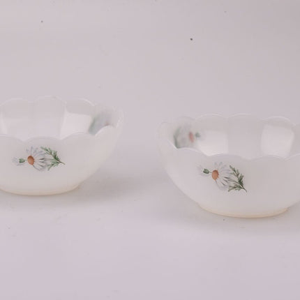 Petit saladier Arcopal motifs fleurs blanches
