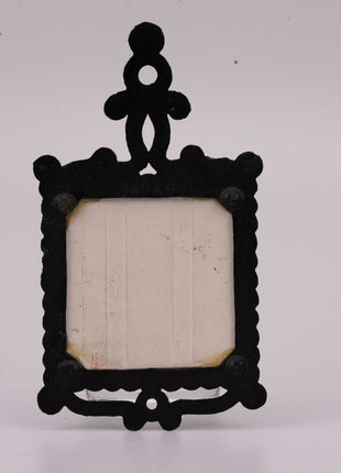 Onderzetter of decoratief stuk van smeedijzer en aardewerk.