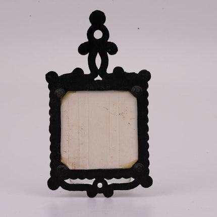 Onderzetter of decoratief stuk van smeedijzer en aardewerk.
