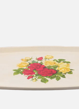 Plateau rectangulaire blanc cassé avec des roses