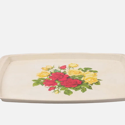 Plateau rectangulaire blanc cassé avec des roses