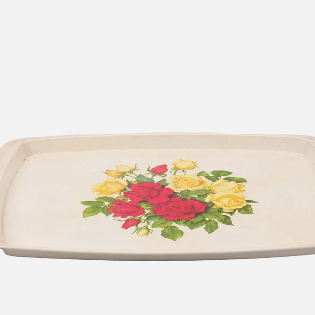 Plateau rectangulaire blanc cassé avec des roses