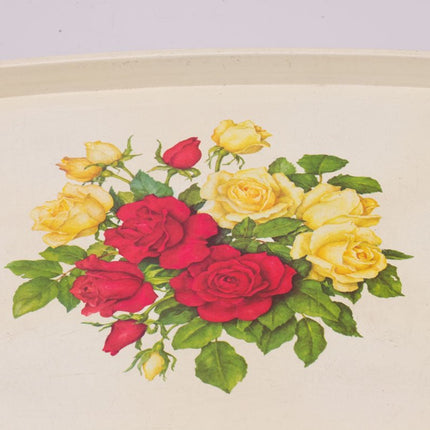 Plateau rectangulaire blanc cassé avec des roses
