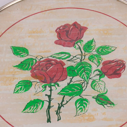 Plateau rond blanc avec roses rouges et 2 hanses