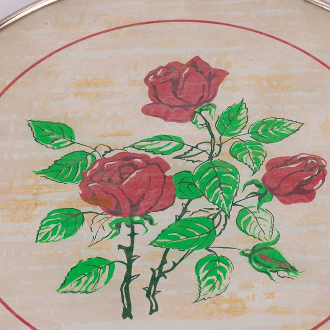 Plateau rond blanc avec roses rouges et 2 hanses