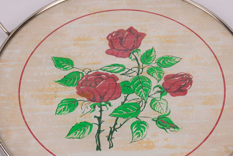 Plateau rond blanc avec roses rouges et 2 hanses