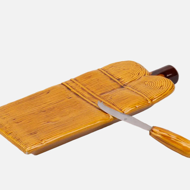 Planche à fromage jaune avec son couteau