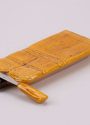 Planche à fromage jaune avec son couteau
