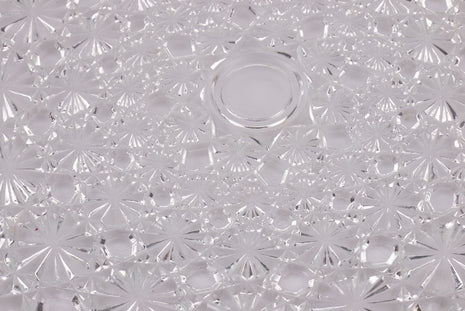 Plat en cristal sculpté aux motifs géométriques