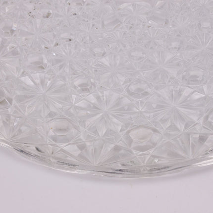 Plat en cristal sculpté aux motifs géométriques