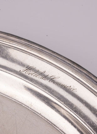 Paire de petits plateaux argentés en métal "Hôtel de commerce" 