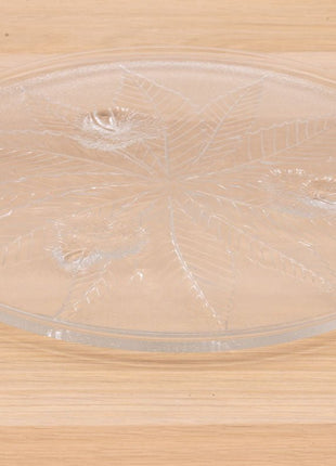 Plat en verre sculpté aux motifs de feuilles sculptées
