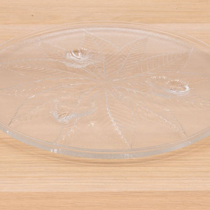 Plat en verre sculpté aux motifs de feuilles sculptées