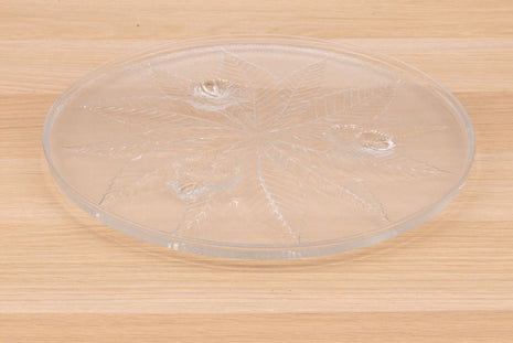 Plat en verre sculpté aux motifs de feuilles sculptées