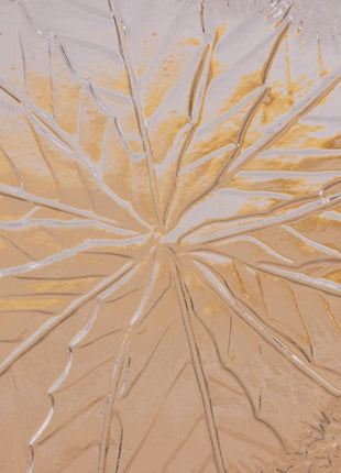 Plat en verre sculpté aux motifs de feuilles sculptées