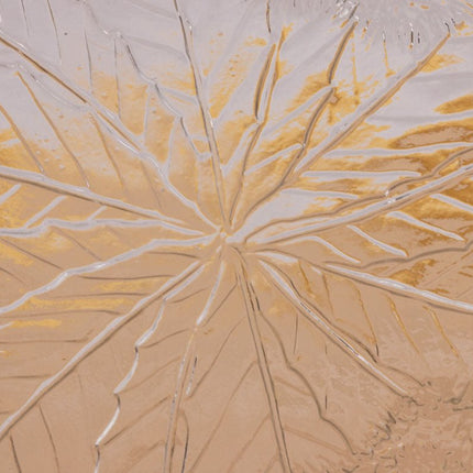 Plat en verre sculpté aux motifs de feuilles sculptées