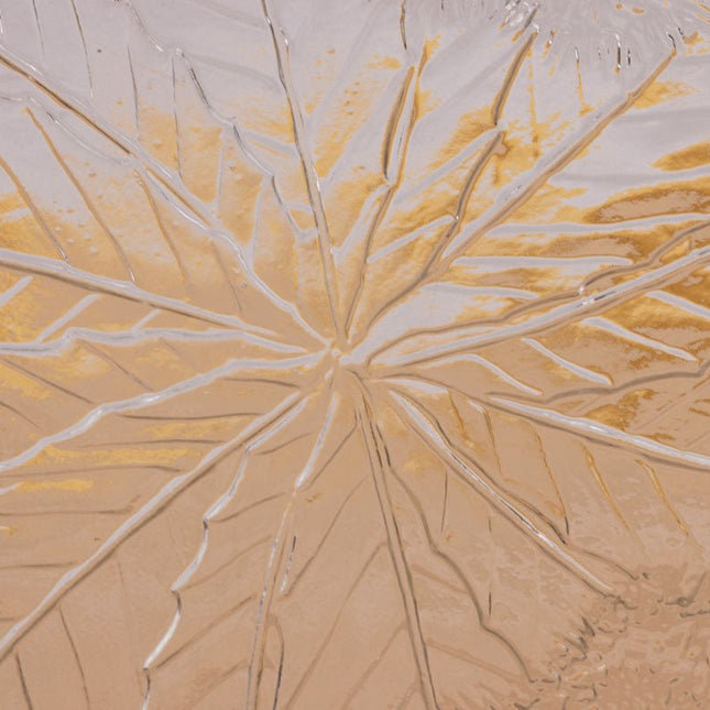 Plat en verre sculpté aux motifs de feuilles sculptées