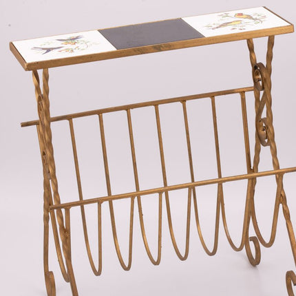 Porte-journaux en fer forgé doré avec tablettes en faïences blanches et noire