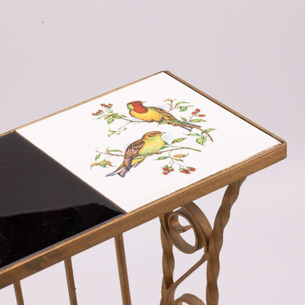 Porte-journaux en fer forgé doré avec tablettes en faïences blanches et noire
