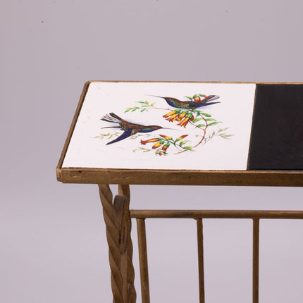 Porte-journaux en fer forgé doré avec tablettes en faïences blanches et noire