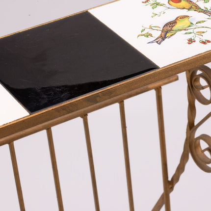 Porte-journaux en fer forgé doré avec tablettes en faïences blanches et noire