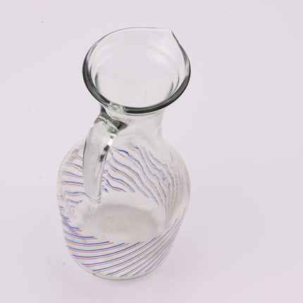 Carafe à eau vintage en verre lignée rouge et bleu