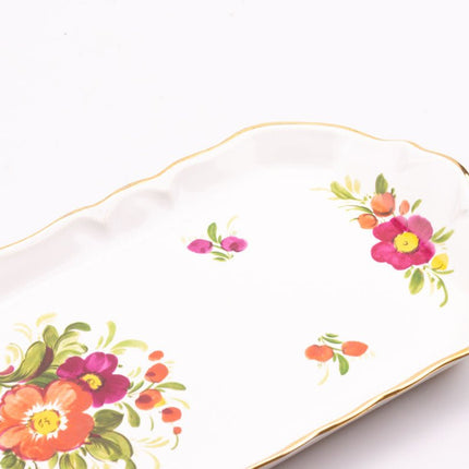 Plateau en porcelaine Revol blanc aux motifs fleuris et bord doré