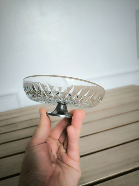 Coupelle en cristal avec pied avec motifs relief