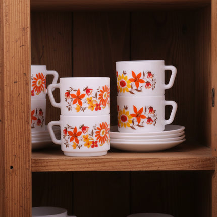 4 tasses et sous-tasses Arcopal Flore blanche avec motifs oranges