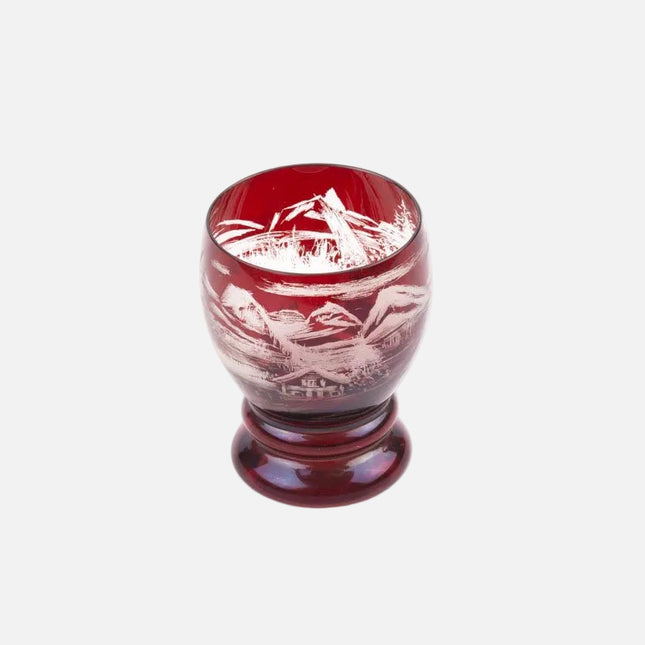 Verre transparent et rouge gravé paysage montagneux