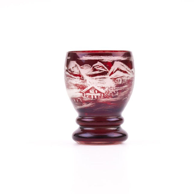 Verre transparent et rouge gravé paysage montagneux