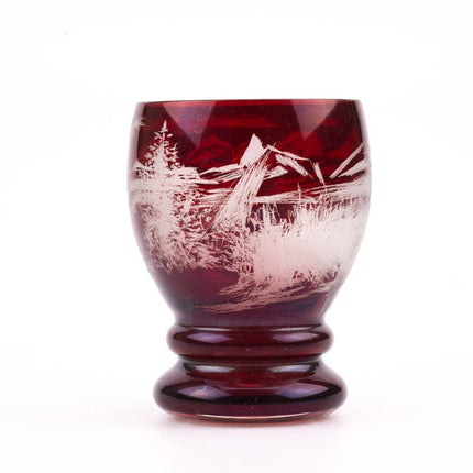 Verre transparent et rouge gravé paysage montagneux
