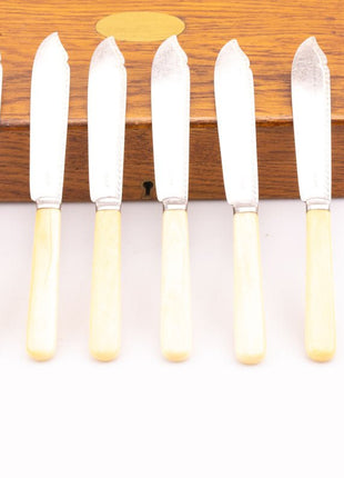 Visbestek in een houten doos