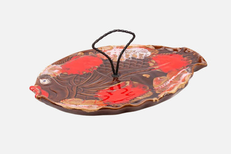 Plateau en céramique émaillée brun avec des feuilles