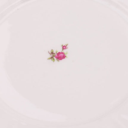 Assiette plate en porcelaine blanche avec roses