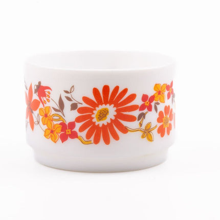 Tasse vintage Arcopal Flore blanche avec des motifs fleuris oranges