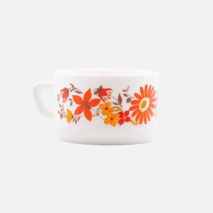 Tasse vintage Arcopal Flore blanche avec des motifs fleuris oranges