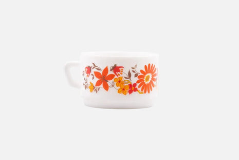 Tasse vintage Arcopal Flore blanche avec des motifs fleuris oranges