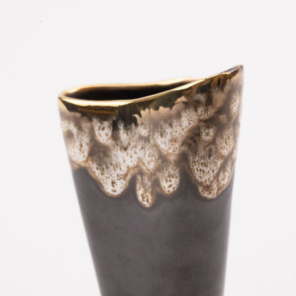Vase with a gold rim