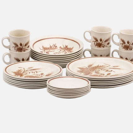 Superbe service d'assiettes et tasses Churchill en faïence (6 tasses, 6 soucoupes, 18 assiettes)
