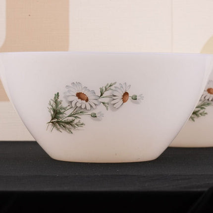 2 saladiers blancs vintage Arcopal collection Marguerite