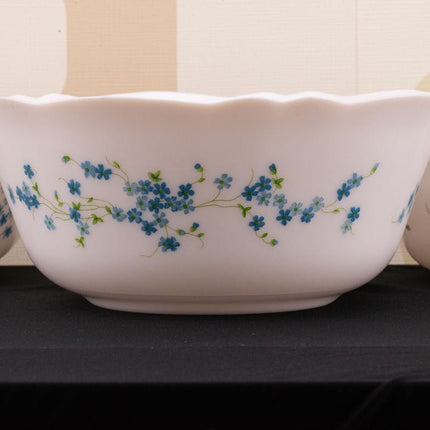 3 saladiers vintage Arcopal collection Veronica blancs avec des motifs fleuris bleus