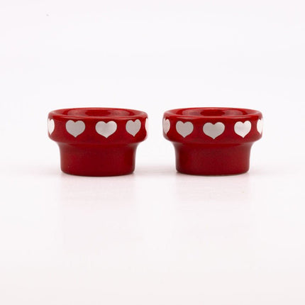 2 bougeoirs rouges avec des coeurs rouge