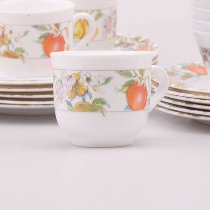 Service Arcopal vintage blanc avec des fleurs oranges (tasses, assiettes et bols)