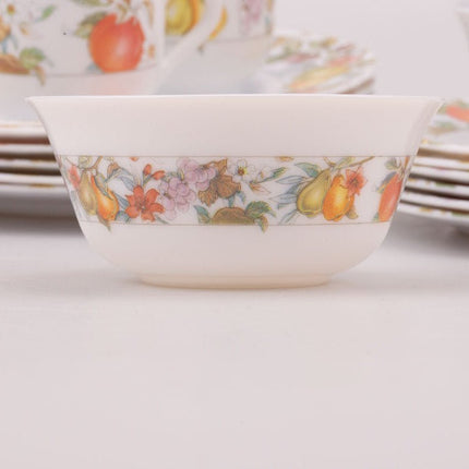 Service Arcopal vintage blanc avec des fleurs oranges (tasses, assiettes et bols)