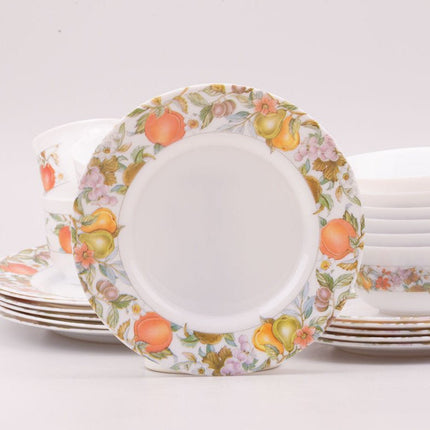 Service Arcopal vintage blanc avec des fleurs oranges (tasses, assiettes et bols)