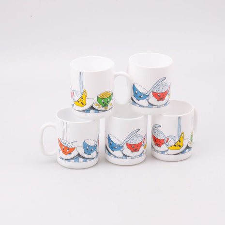 5 mugs vintage Arcopal en opaline blanche avec motifs de tasses