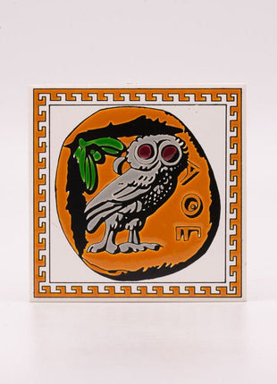 2 uilvormige aardewerken onderzetters