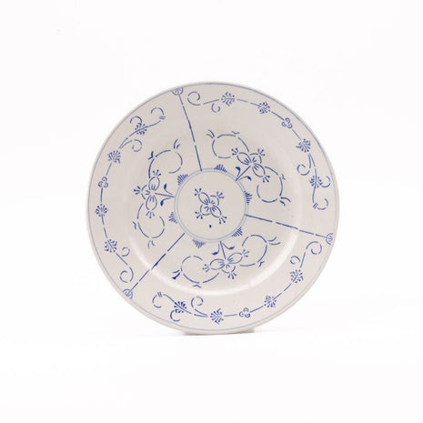 Assiette plate blanche avec des motifs bleus en faïence style Copenhague 